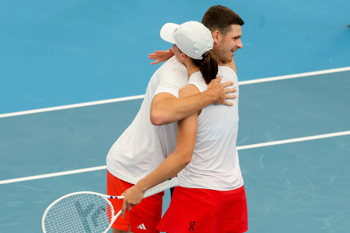 Już na początku stycznia 2025 roku polscy kibice tenisa będą mogli śledzić zmagania swoich ulubieńców podczas prestiżowego turnieju drużyn mieszanych United Cup. Na czele biało-czerwonej reprezentacji ponownie staną Iga Świątek i Hubert Hurkacz. Polacy, którzy w poprzednich dwóch edycjach docierali do finału, liczą na kolejny udany występ.