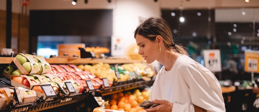 Pojawiły się owoce i warzywa, których rok wcześniej nie było w rankingu. Część z tych, które niezmiennie widnieją na niechlubnej liście – zmieniła pozycję na bliżej początku lub bliżej jej końca. Jak zmieniła się "Brudna Dwunastka"? Gdzie – według badań Environmental Working Group – jest najwięcej pestycydów?