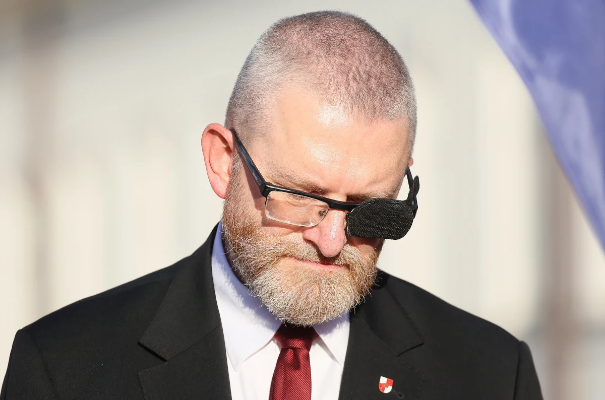 Grzegorz Braun poznał decyzję Parlamentu Europejskiego. Europosłowie opowiedzieli się w czwartek za uchyleniem immunitetu polityka. Chodzi o podejrzenie popełnienia przestępstw, w tym naruszenia nietykalności cielesnej lekarki w szpitalu w Oleśnicy. 