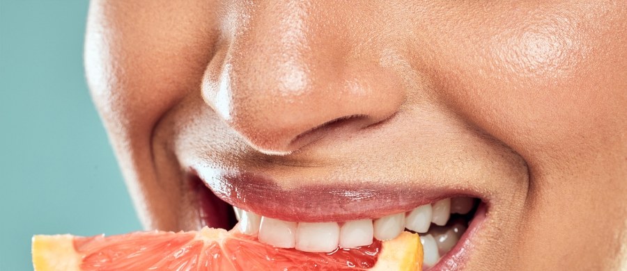 Spożywany regularnie - poprawia trawienie, wspiera florę jelitową i ułatwia kontrolę masy ciała. Jesienią i zimą chętnie sięgamy po cytrusy, które przypominają nam o słońcu i lecie. To też cenna w sezonie infekcyjnym dawka witaminy C – wzmacniająca odporność, ale też wiele dodatkowych korzyści. Badania naukowców z Uniwersytetu Vanderbilt – odkrywają, jaką supermoc ma grejpfrut.
