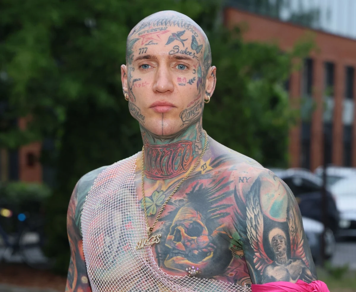 Damian "Stifler" Zduńczyk, popularny uczestnik programu MTV "Warsaw Shore. Ekipa z Warszawy", został twarzą kampanii społecznej "Sieci na dzieci: stop cyberprzemocy", która rzekomo miała zostać zlecona przez ministerstwo edukacji. W wydanym oświadczeniu rzeczniczka MEN dementuje pojawiające się w przestrzeni medialnej informacje. "Resort wezwał fundację odpowiedzialną za projekt do pilnego sprostowania nieprawdziwych informacji, usunięcia z kampanii pana Damiana Zduńczyka jako osoby ją promującej oraz rezygnacji ze współpracy z nim" - czytamy.