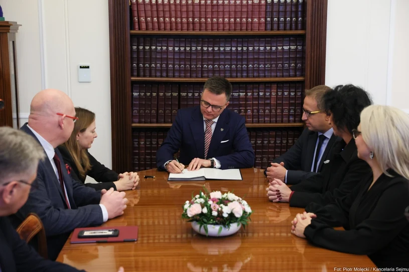 Szymon Hołownia rezygnuje z funkcji marszałka Sejmu. "Przed chwilą podpisałem"