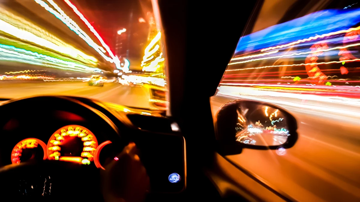 "Mówmy o faktach, a nie o mitach czy fake newsach" - apeluje wiceminister sprawiedliwości Arkadiusz Myrcha w nagraniu, które dziś opublikowało Ministerstwo Sprawiedliwości. Kontrowersje wzbudziły przyjęte przez Sejm przepisy dotyczące ruchu drogowego. Część osób uważa, że oznaczają one, że za zbyt szybką jazdę będzie można trafić do więzienia. Resort sprawiedliwości wskazuje, że nie dotyczy to "zwykłego" przekroczenia dozwolonej prędkości. 