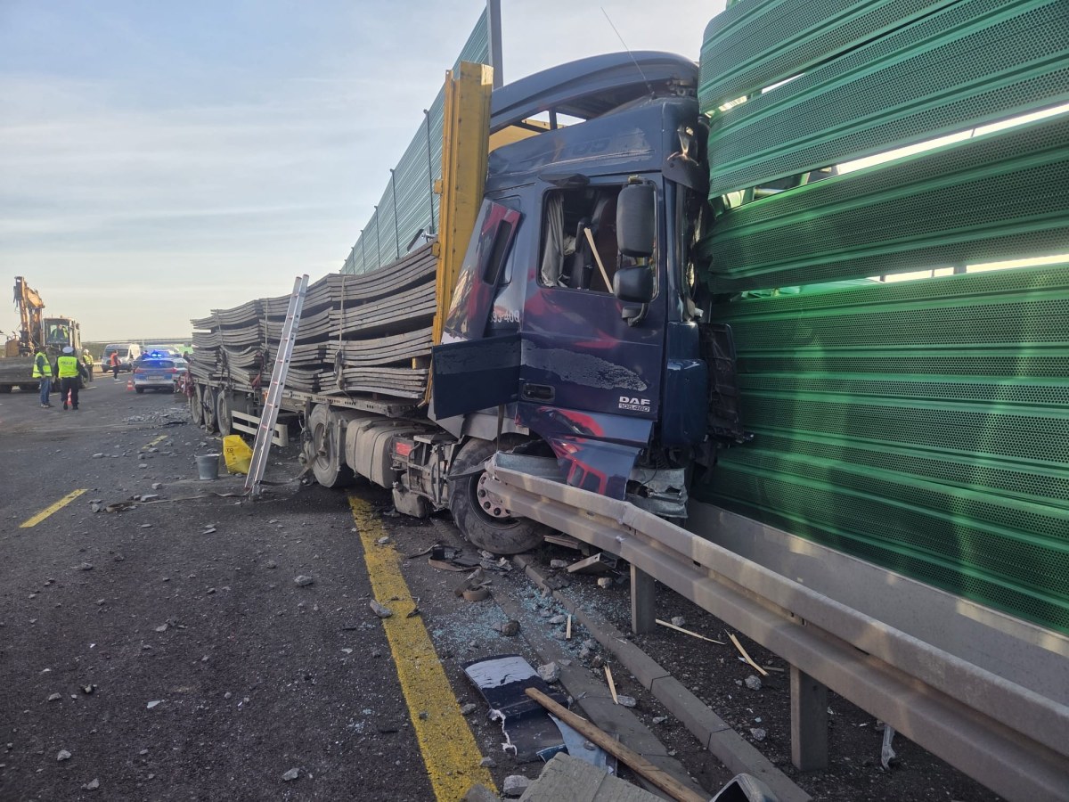 Ciężarówka z betonowymi płytami uderzyła w bariery. Wypadek na S7