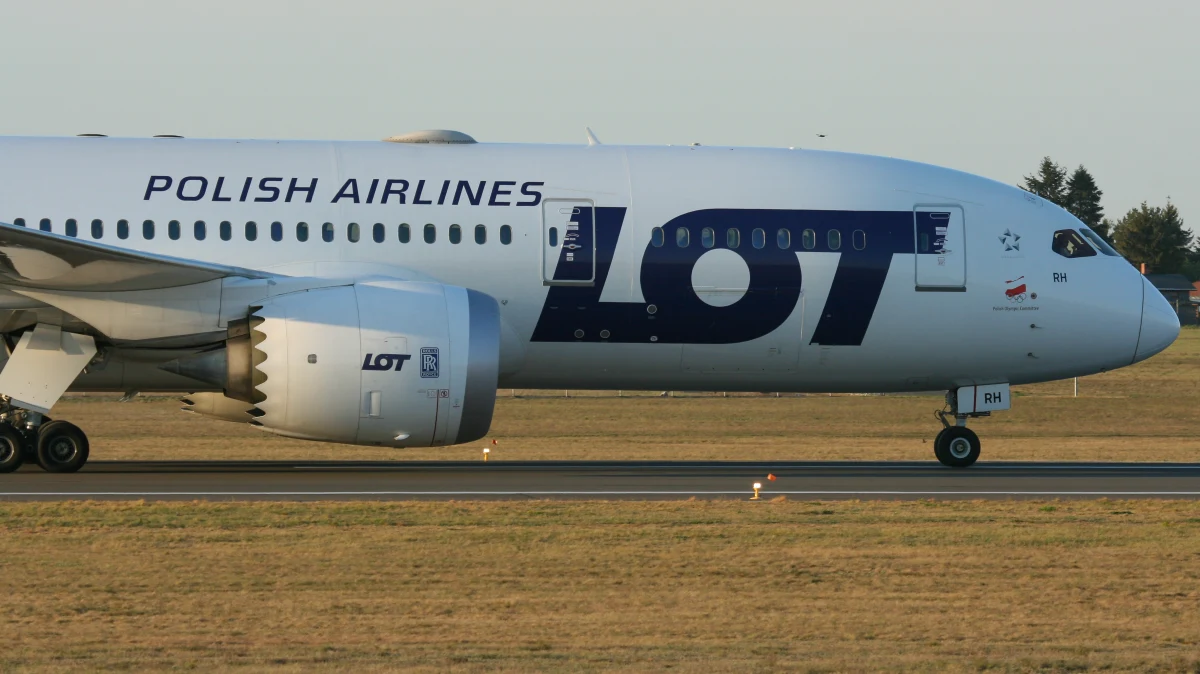 Polskie Linie Lotnicze LOT ogłosiły uruchomienie bezpośrednich rejsów z Warszawy do San Francisco. Nowa trasa, która wystartuje w maju 2026 roku, ma być obsługiwana cztery razy w tygodniu i poszerzy ofertę przewoźnika o szósty kierunek w Stanach Zjednoczonych.