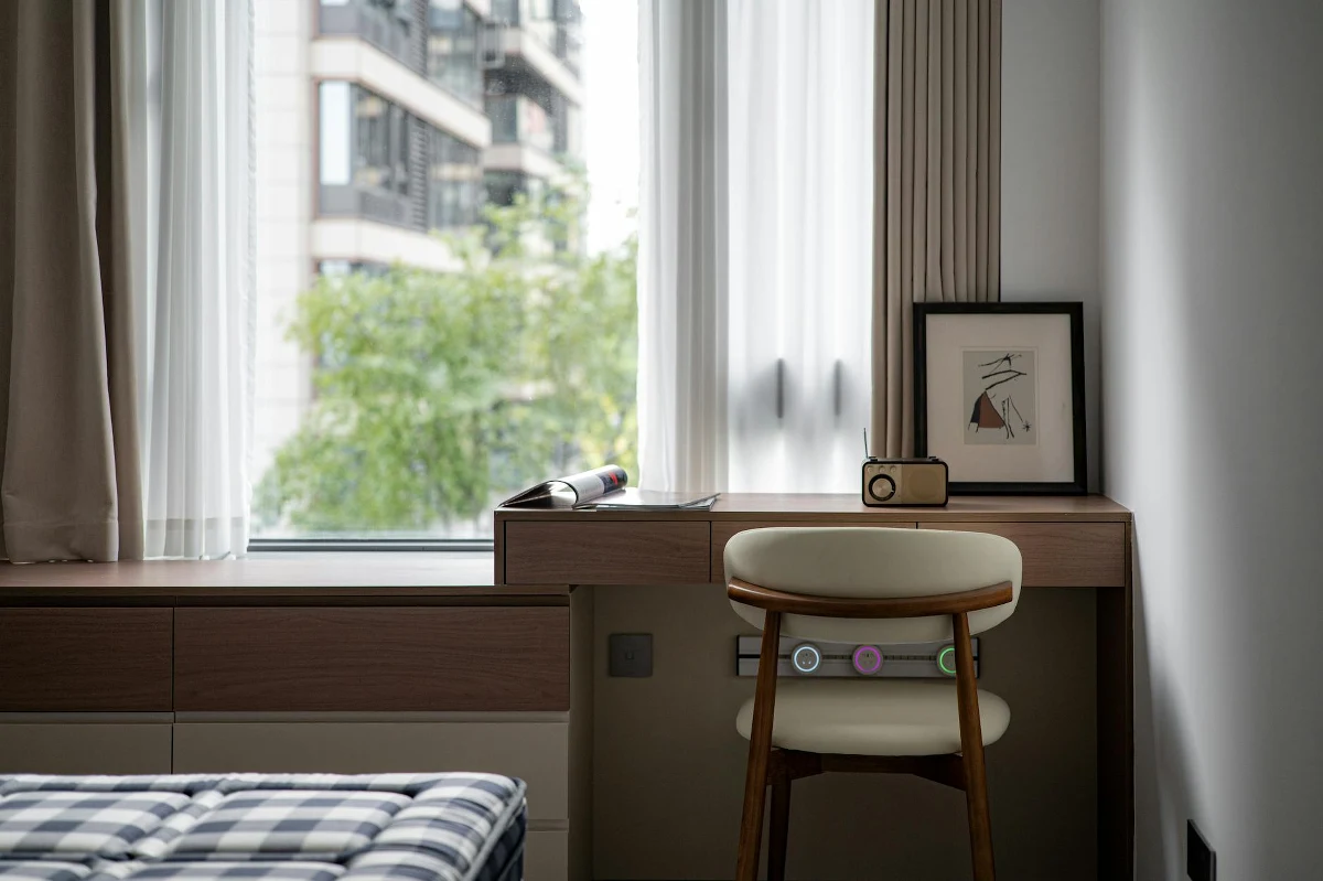 Praca zdalna stała się dla wielu z nas codziennością, a nie tylko chwilowym trendem. W centrum domowego stanowiska dowodzenia stoi ono – biurko, mebel istotny dla naszej produktywności. To już nie jest tylko kawałek blatu, ale prawdziwe centrum operacyjne naszego zawodowego życia.