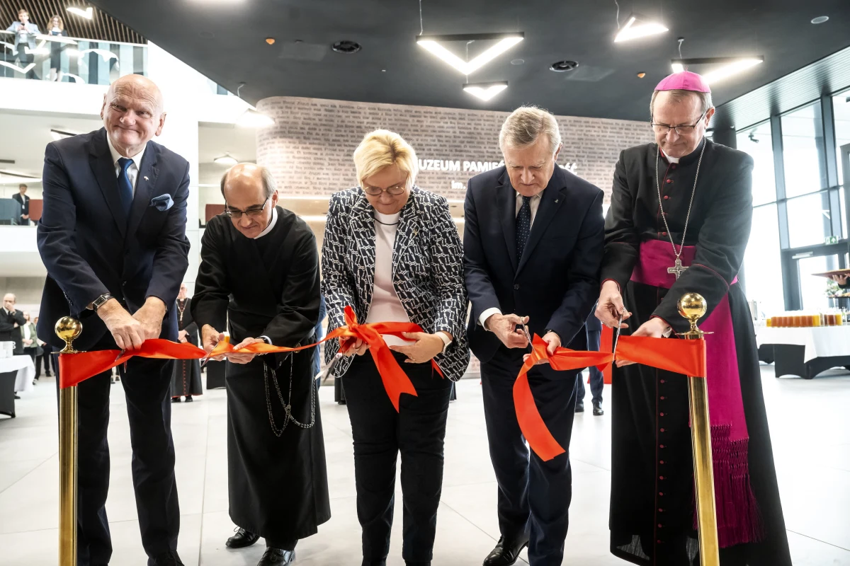 Resort kultury chce unieważnienia umów zawartych przez MKiDN za czasów ministra Piotra Glińskiego z fundacją ojca Rydzyka Lux Veritatis. Ministerstwo składa pozew i domaga się zwrotu 210 mln zł z odsetkami na rzecz Skarbu Państwa. Chodzi o Muzeum "Pamięć i Tożsamość".