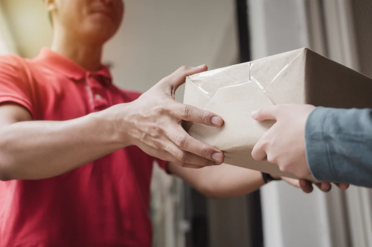 ​Unia Europejska planuje szybciej niż zakładano wprowadzić cła na tanie przesyłki spoza Wspólnoty, głównie z Chin. Nowe przepisy mogą wejść w życie już w pierwszym kwartale 2026 roku. "To oznacza, że zapłacimy o wiele więcej za drobne zakupy robione na chińskich platformach internetowych" - przekazała reporterka RMF FM Katarzyna Szymańska-Borginon.