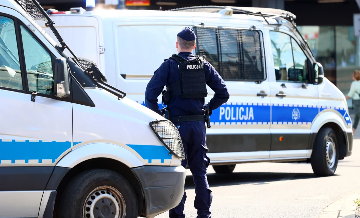 Niebezpieczne wydarzenia w Gdańsku - policjanci próbowali pomóc mężczyźnie, który chciał popełnić samobójstwo, jednak ten zaatakował funkcjonariusza ostrym narzędziem. W odpowiedzi mundurowy postrzelił agresora.