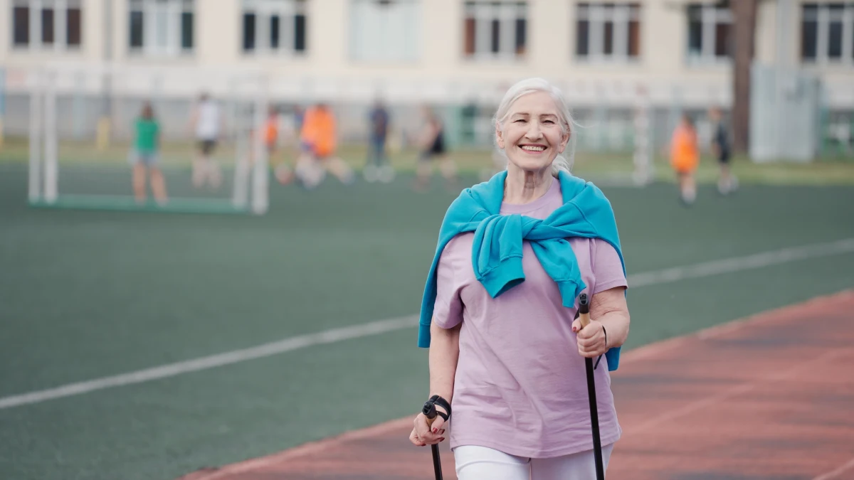 Regularna, umiarkowana aktywność fizyczna, taka jak codzienne wykonywanie trzech tysięcy kroków, może znacząco spowolnić postęp choroby Alzheimera - wynika z najnowszych badań opublikowanych w prestiżowym czasopiśmie naukowym "Nature Medicine". Odkrycie to rzuca nowe światło na rolę ruchu w profilaktyce i przebiegu tej poważnej choroby neurodegeneracyjnej.