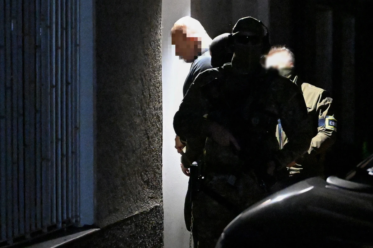 Patryk M. znany jako "Wielki Bu" usłyszał dziś zarzuty związane z udziałem w zorganizowanej grupie przestępczej zajmującej się handlem i wprowadzeniem do obrotu narkotyków oraz zarzut kradzieży. Jego obrońcy przekazali, że nie przyznał się do winy i odmówił składana zeznań.