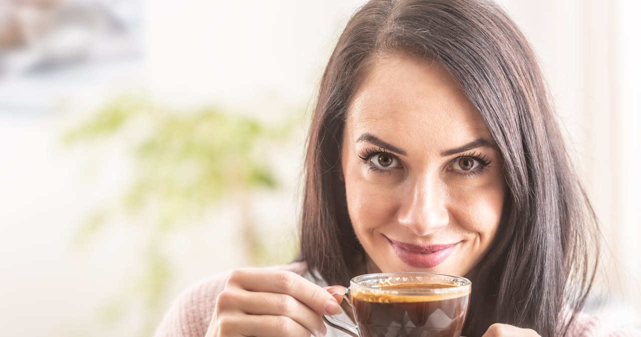 Kawa działa najlepiej tylko o jednej godzinie. Nowe badania mówią jasno, kiedy ją pić