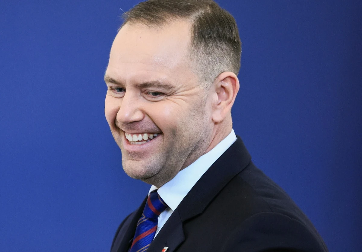 ​Ponad połowa, bo 55,8 proc. uczestników badania przeprowadzonego na zlecenie piątkowej "Rzeczpospolitej", jest zadowolona z prezydentury Karola Nawrockiego. Odmienne zdanie wyraziło 30,8 proc., a 13,4 proc. nie ma w tej sprawie opinii. 14 listopada mija 100 dni prezydentury Karola Nawrockiego. Jak mówi dr Paweł Maranowski, ekspert Uniwersytetu Civitas, największe sukcesy prezydenta w czasie minionych 100 dni to utrzymanie poparcia wyborców i skuteczność w działaniu na rzecz konsolidowania szeroko pojętej prawicy. Jako porażkę wskazuje rosnącą polaryzację społeczeństwa.