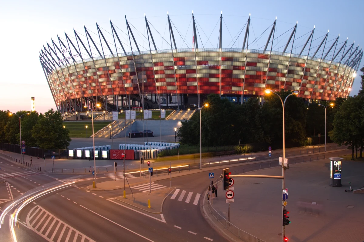 W piątek wieczorem na Stadionie Narodowym w Warszawie odbędzie się mecz Polska - Holandia. W związku z wydarzeniem wprowadzone zostaną zmiany w organizacji ruchu i komunikacji miejskiej. Sprawdź, jak najlepiej dotrzeć na stadion i jakie utrudnienia czekają mieszkańców stolicy.