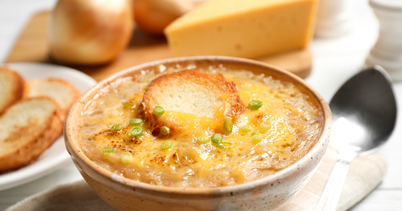 Najpierw danie biedoty, potem królewski przysmak. Oto pyszna zupa cebulowa