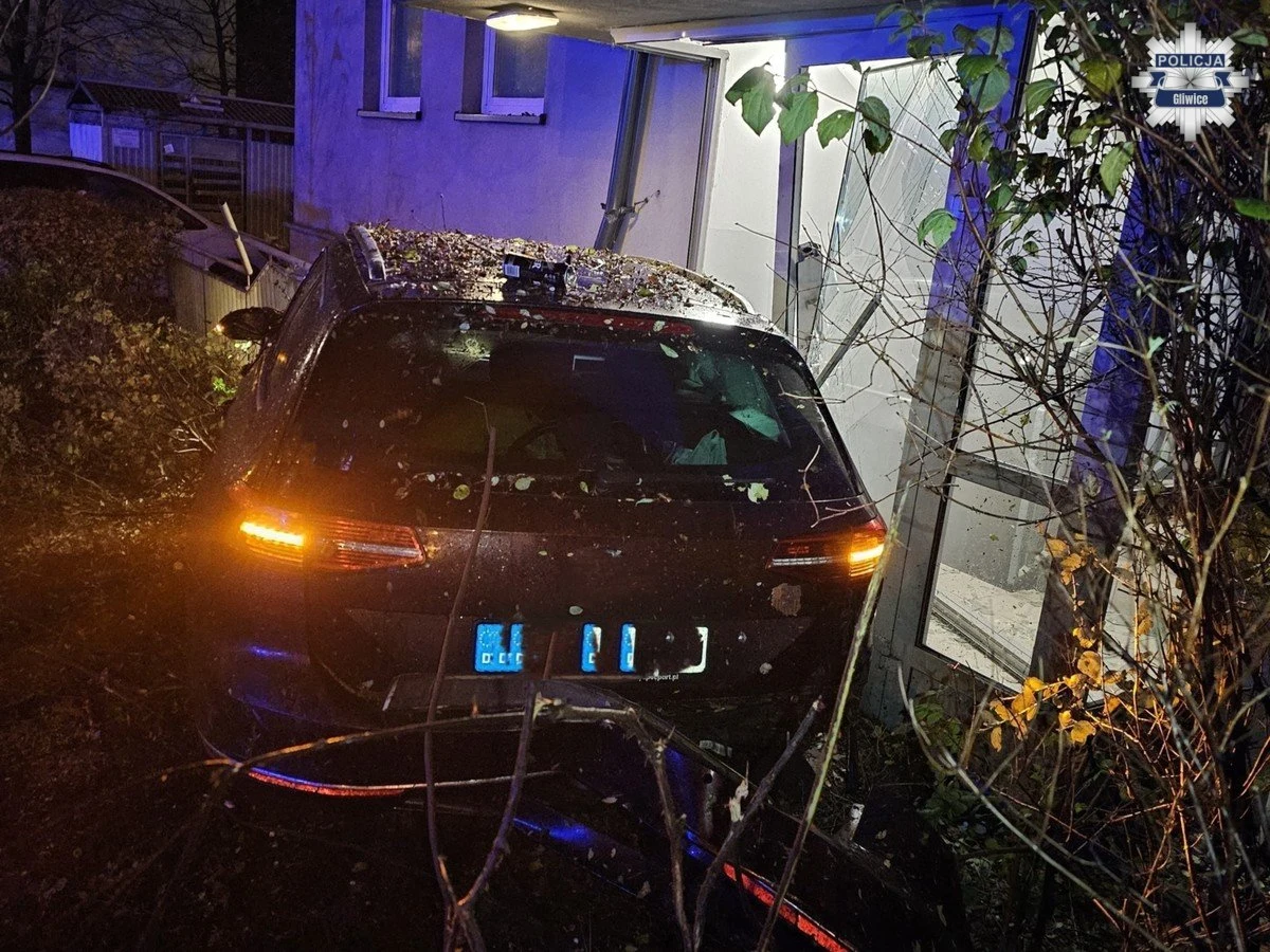 Groźny incydent na ulicy Świętojańskiej w Gliwicach (Śląskie). Rozpędzony i nietrzeźwy kierowca uderzył swoim samochodem w drzwi bloku, a następnie razem z pasażerem uciekł z miejsca wypadku. Podczas interwencji obaj mężczyźni zaatakowali policjantów. Usłyszeli już zarzuty, a za swoje czyny mogą trafić do więzienia nawet na 5 lat.