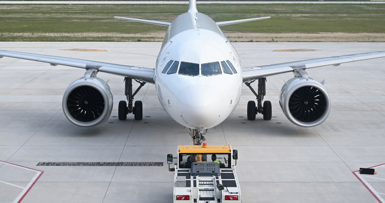 Uchodźcy utknęli na pokładzie samolotu. "Celowe działanie"