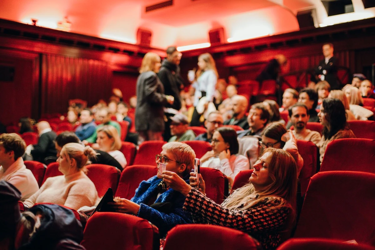 Już po raz drugi Warszawa staje się stolicą seriali! II BNP Paribas Warsaw SerialCon 2025 to nie tylko przegląd najnowszych polskich produkcji, ale i wyjątkowa podróż przez gatunki, estetyki i emocje. Rywalizacja o tytuł Najlepszego Polskiego Serialu Roku, pokazy specjalne, sekcje tematyczne i goście z całego świata – to wszystko czeka na widzów między 26 a 30 listopada. Sprawdź, co przygotowali organizatorzy i dlaczego SerialCon to wydarzenie, którego nie można przegapić!