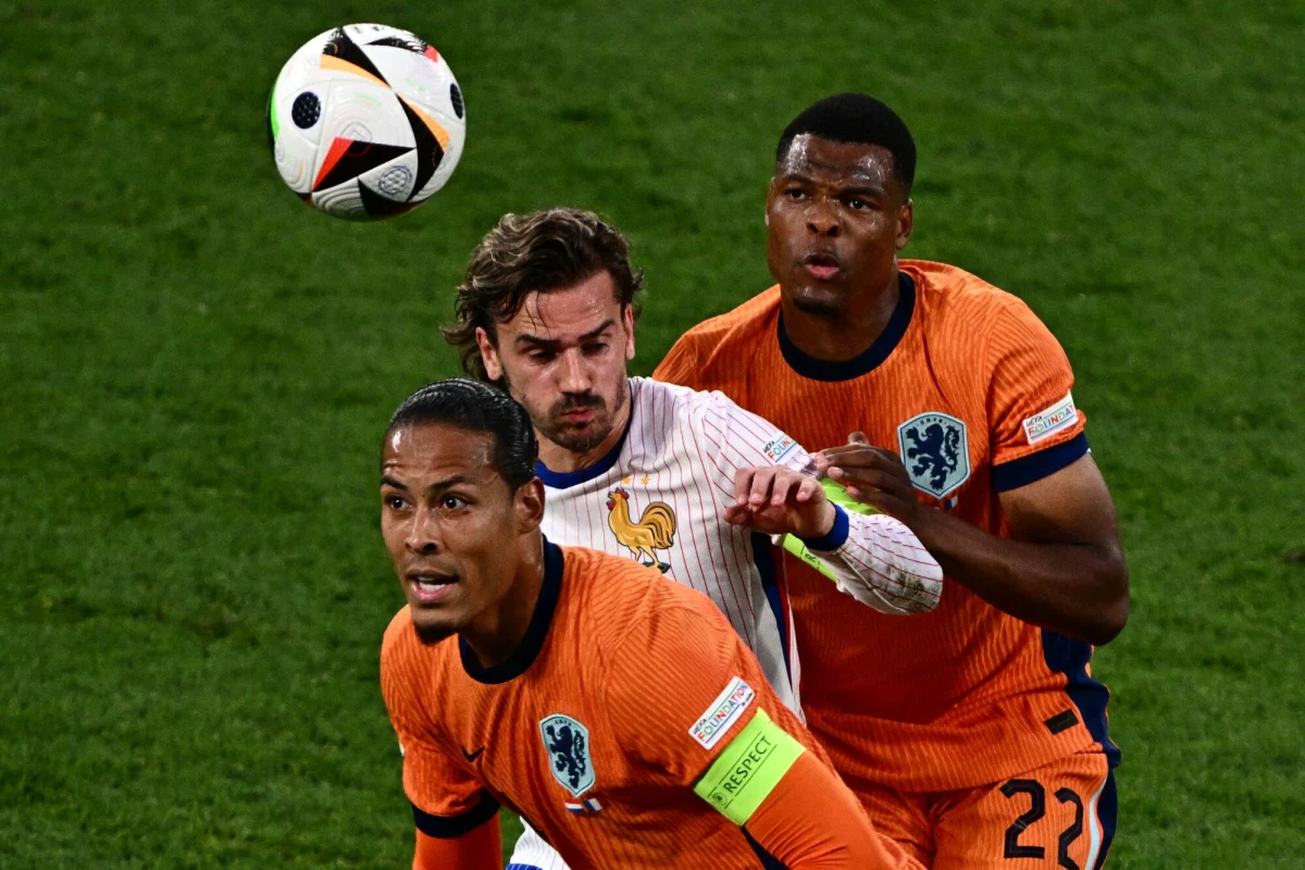 Reprezentacja Holandii przystąpi do wieczornego meczu eliminacji mistrzostw świata z Polską bez jednego ze swoich kluczowych zawodników. Denzel Dumfries, prawy obrońca Interu Mediolan, nie znalazł się w kadrze na spotkanie w Warszawie z powodu kontuzji. To poważne osłabienie dla zespołu prowadzonego przez Ronalda Koemana.