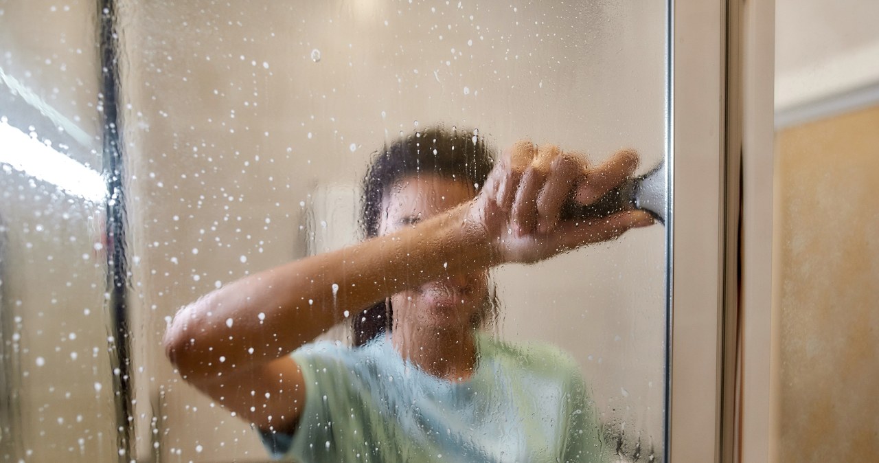 Usuniesz kamień z kabiny prysznicowej bez szorowania. Wystarczy kilka minut