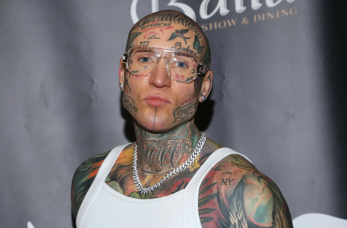 "Skuteczna profilaktyka wymaga twarzy, które młodzież zna - świadomie angażujemy wpływowe, również kontrowersyjne osobowości" - przekazała Fundacja Chaber Polski w oświadczeniu dotyczącym udziału Damiana "Stiflera" Zduńczyka w kampanii społecznej "Sieci na dzieci: stop cyberprzemocy".