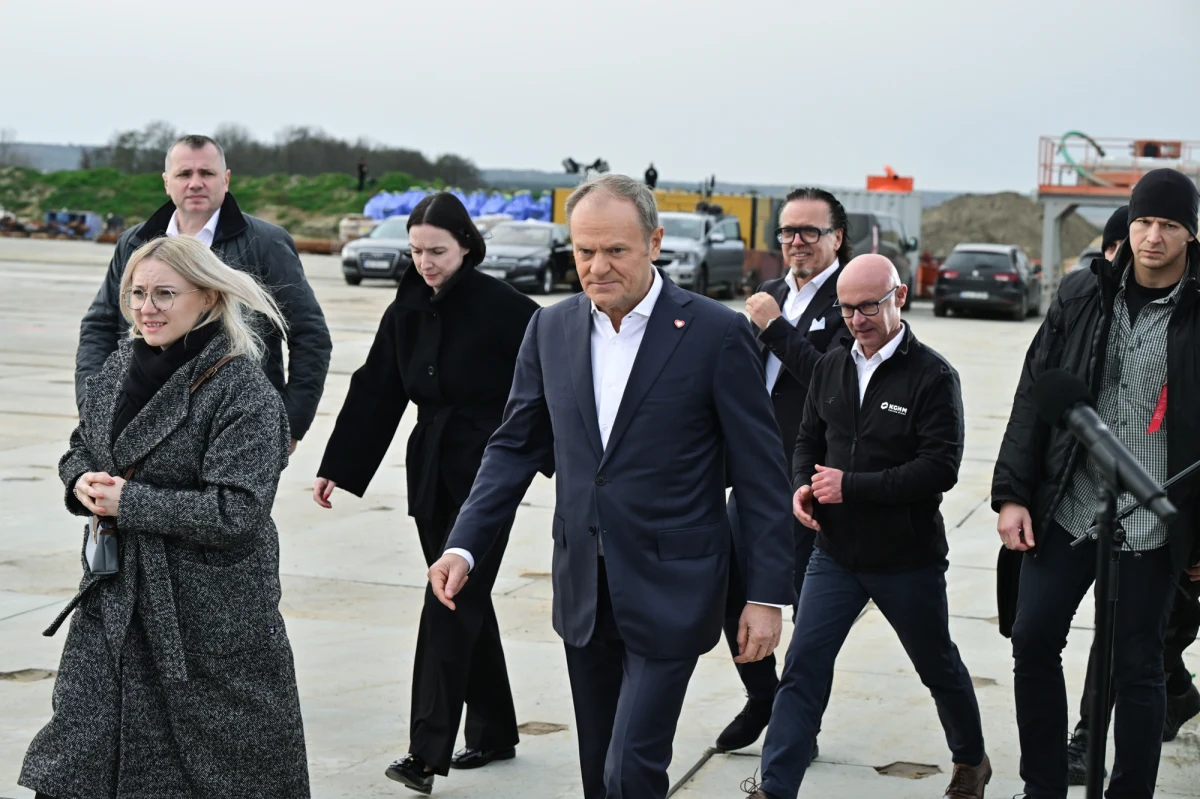 Na początku przyszłego tygodnia zostaną otwarte dwa zamknięte dotąd przejścia graniczne z Białorusią - zapowiedział premier Donald Tusk. Decyzja została podjęta po konsultacjach z lokalnymi władzami i przedsiębiorcami z Podlasia. Szef rządu podkreślił, że nie jest to element negocjacji politycznych, a odpowiedź na potrzeby mieszkańców regionu.