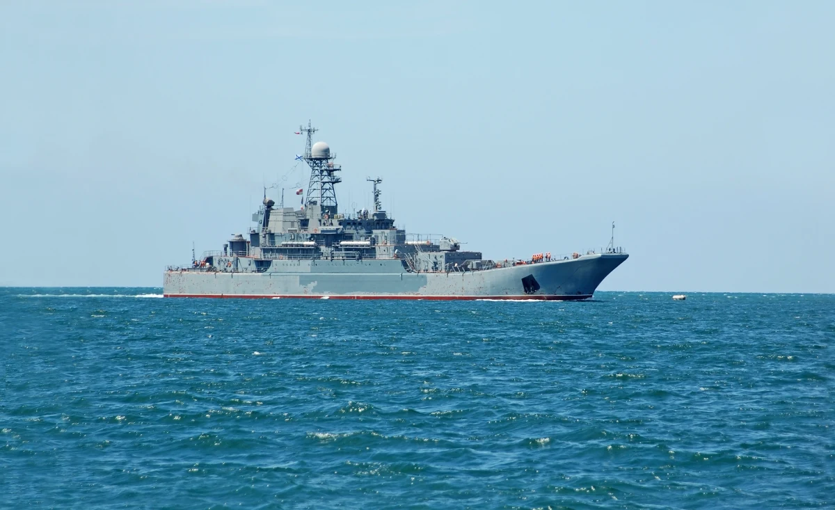 ​Rosyjski statek szpiegowski Karelia zbliżył się na odległość 15 mil morskich (ok. 28 km) od wybrzeży Oahu na Hawajach. To zaledwie 3 mile morskie (ok. 5,5 km) od granicy wód terytorialnych. Incydent miał miejsce pod koniec października, jednak Amerykanie utrzymują, że od dwóch tygodni obserwują rosyjską jednostkę.