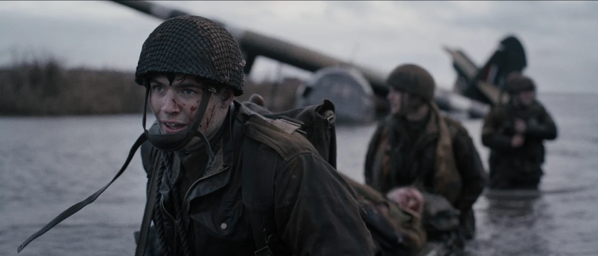 Holenderski dramat wojenny "Zapomniana Bitwa" (oryg. "De Slag om de Schelde") z 2020 roku zdobył serca widzów i krytyków na całym świecie. Film, który obecnie można oglądać na Netflix, może pochwalić się perfekcyjną oceną 100 procent na Rotten Tomatoes i uznaniem za realistyczne ukazanie jednej z mniej znanych, lecz kluczowych bitew II wojny światowej.