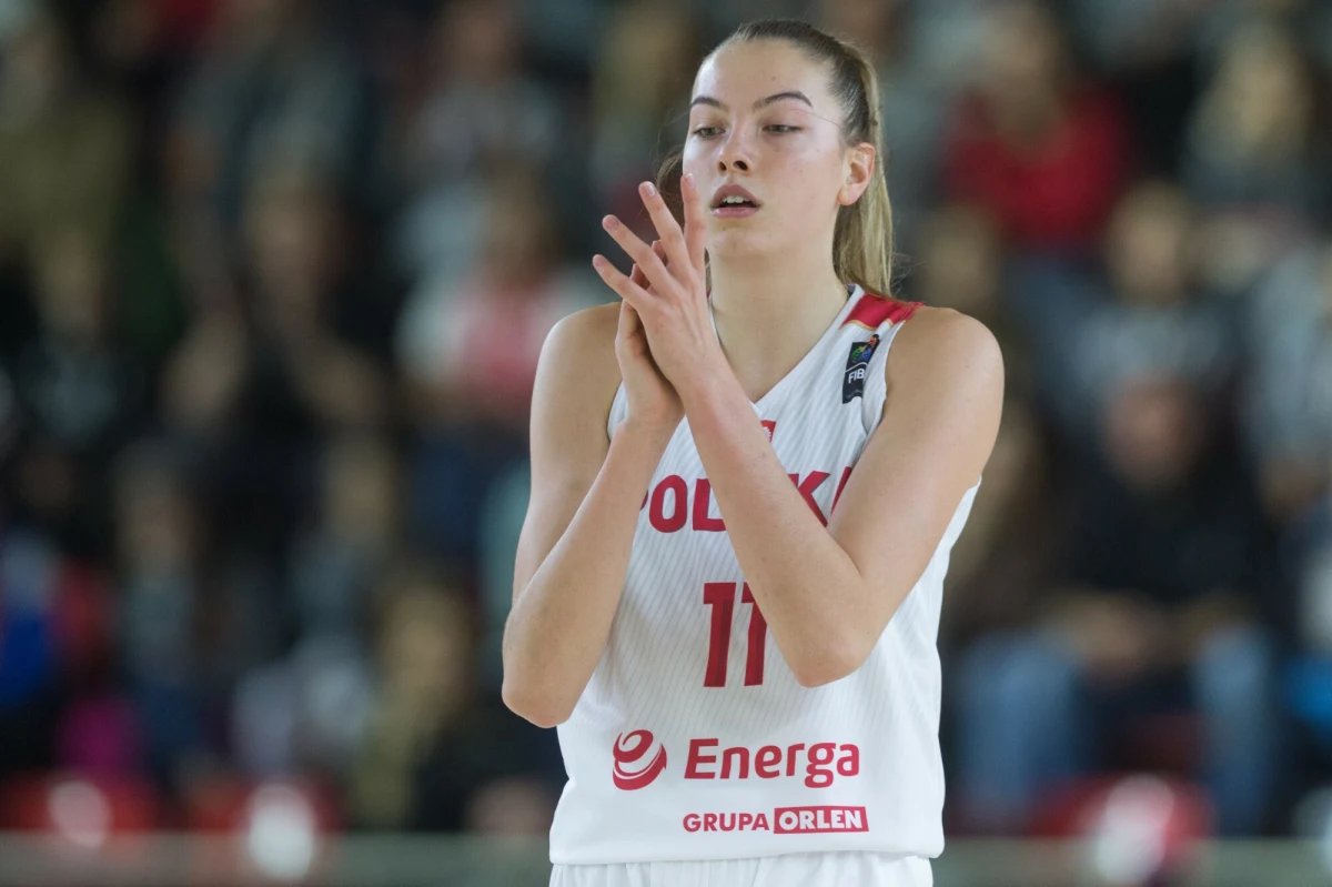 Polskie koszykarki w pierwszym meczu eliminacji Eurobaksetu pokonały 62:55 Słowaczki. Teraz przed naszymi reprezentantkami mecze przed własną publicznością. Biało czerwone zagrają z teoretycznie słabszymi zespołami – Rumunią i Cyprem. "Spotkania z zespołami z Rumunii i z Cypru to będą raczej łatwiejsze mecze dla nas, ale na pewno nie możemy lekceważyć przeciwnika i musimy po prostu grać swoje" – podkreśla Kamila Borkowska, wracająca do miasta, w którym przed wyjazdem z kraju mieszkała. O meczach reprezentacji, ale także o lidze greckiej, w której teraz gra i testach za oceanem z Kamilą Borkowską rozmawiał Wojciech Marczyk z redakcji sportowej RMF FM.