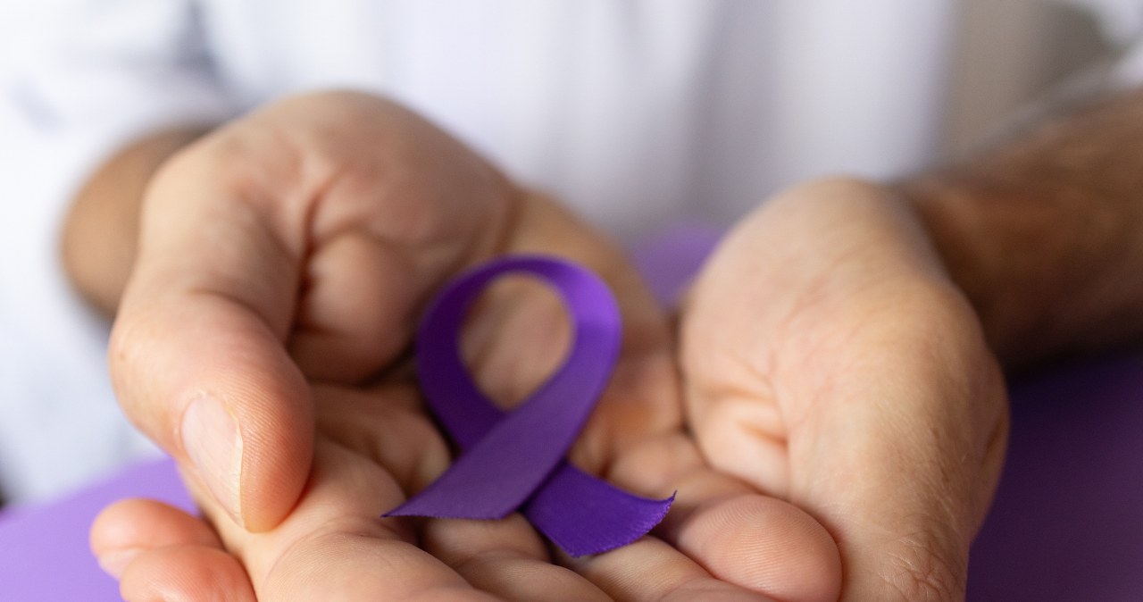 Fioletowe światło i wstążka to symbol. 17 listopada obchodzimy Światowy Dzień Wcześniaka