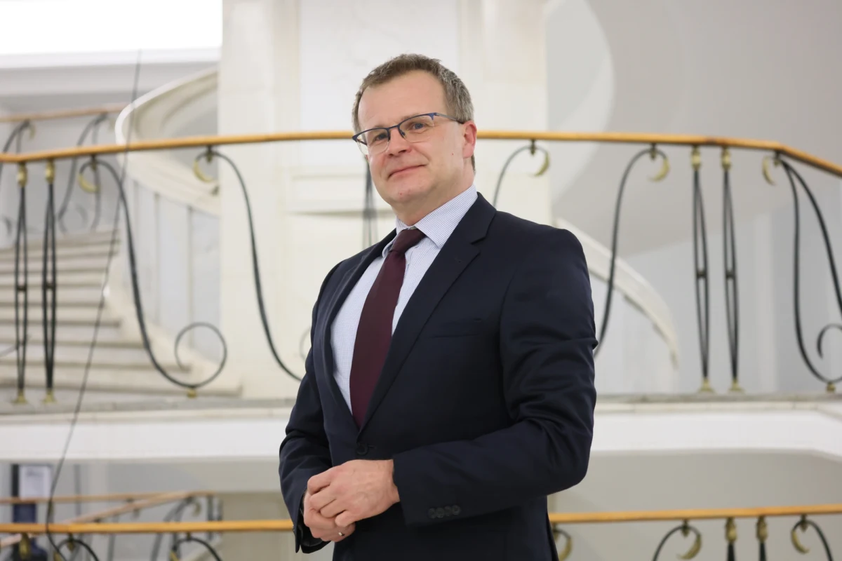 Inflacja wraca do celu, a według najnowszej projekcji NBP może się utrzymać na poziomie 2,5-3 proc. przez kolejne miesiące. To - zdaniem prof. Ludwika Koteckiego, który był gościem Gospodarczego Tygodnia w Radiu RMF24 - otwiera drogę do dalszych obniżek stóp procentowych. Ekonomista w rozmowie z Markiem Tejchmanem ocenia, że Rada Polityki Pieniężnej może jeszcze ściąć stopy "o około 50 punktów bazowych".