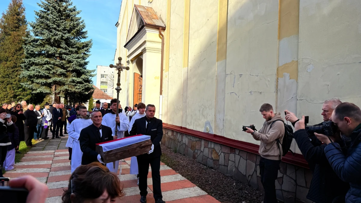 Kilkudziesięciu polskich żołnierzy poległych w 1939 roku w obronie Lwowa pochowano dziś uroczyście w Mościskach na zachodzie Ukrainy. Szczątki obrońców zostały ekshumowane z dwóch zbiorowych grobów odnalezionych w miejscach wytypowanych przez Instytut Pamięci Narodowej, który zapowiada kolejne poszukiwania miejsc spoczynku polskich żołnierzy.