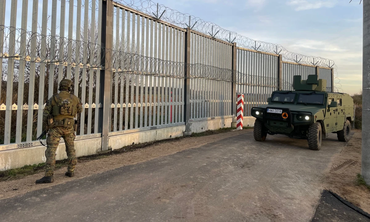 To serce elektronicznej bariery na granicy z Białorusią. Do znajdującego się w białostockiej siedzibie Podlaskiego Oddziału Straży Granicznej centrum nadzoru docierają wszystkie, najdrobniejsze nawet, sygnały każdego potencjalnego naruszenia polskiego terytorium. Alarmy są sprawdzane, a jeśli potwierdza się, że trwa próba nielegalnego przekroczenia granicy, to w konkretnie miejsce wysyłane są patrole. Reporter RMF FM Krzysztof Zasada przyjrzał się, jak dokładnie wygląda to swoiste centrum dowodzenia.