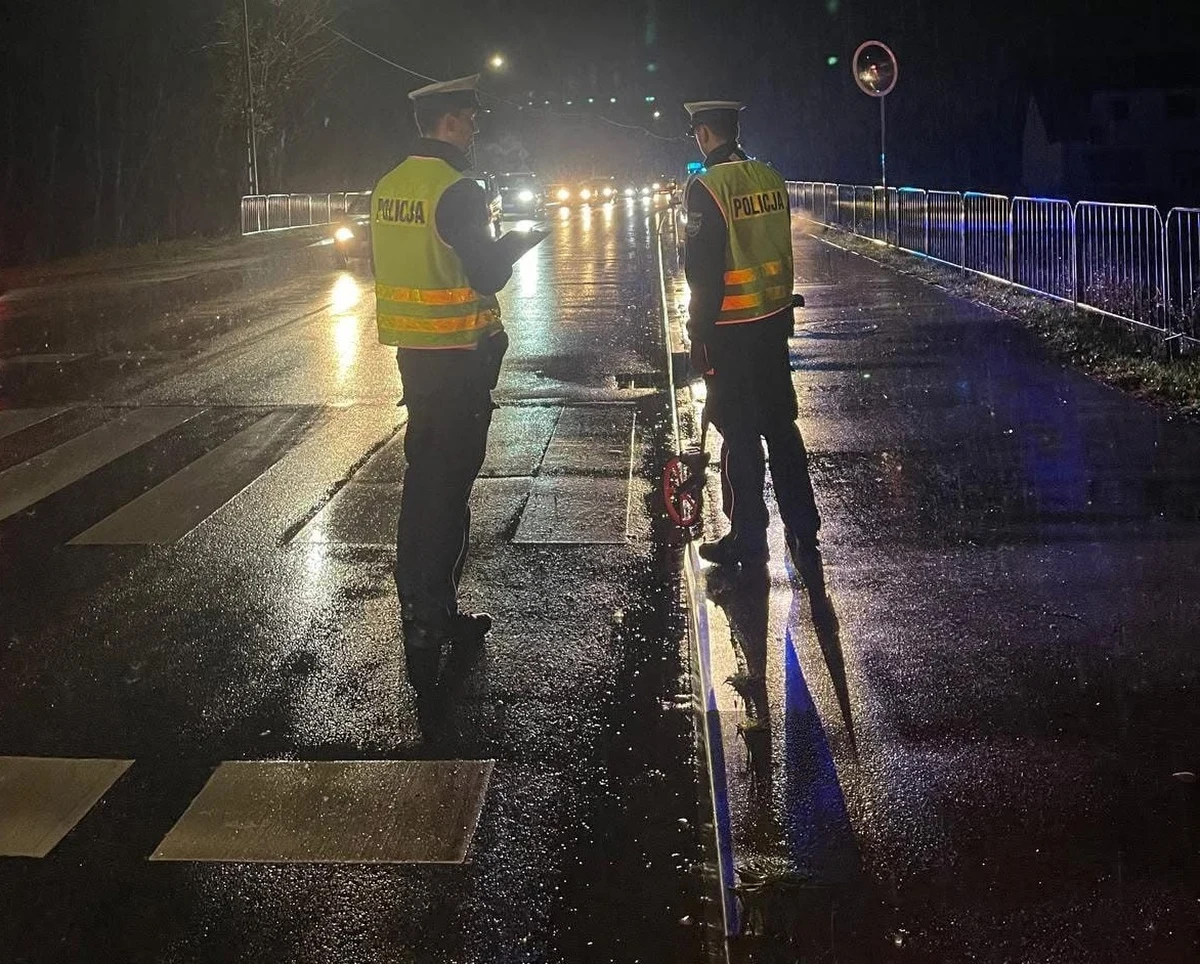 Dwoje 17-latków trafiło do szpitala po wypadku na ul. Kartuskiej w Kościerzynie (woj. pomorskie). Młodzi ludzie zostali potrąceni przez samochód na oznakowanym przejściu dla pieszych. 