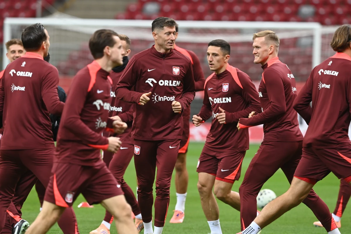 Trener Jan Urban podał skład wyjściowej jedenastki polskiej reprezentacji na mecz z Holendrami w eliminacjach mistrzostw świata. Polaków poprowadzi kapitan Robert Lewandowski. Spotkanie na PGE Narodowym rozpocznie się o godz. 20.45.