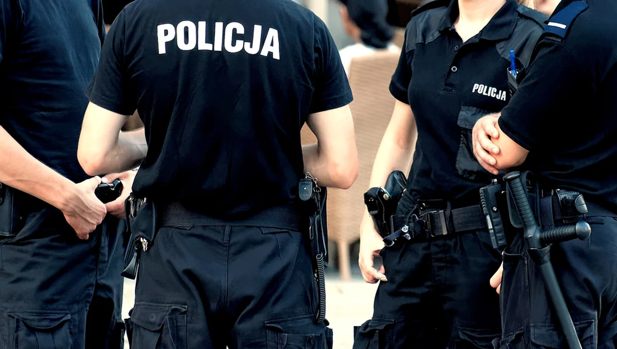 Dwaj policjanci z Zarządu Centralnego Biura Zwalczania Cyberprzestępczości w Białymstoku zostali postrzeleni z karabinka pneumatycznego przy próbie zatrzymania 48-latka. Miała ona związek z podejrzeniem posiadania przez niego pornografii dziecięcej. 