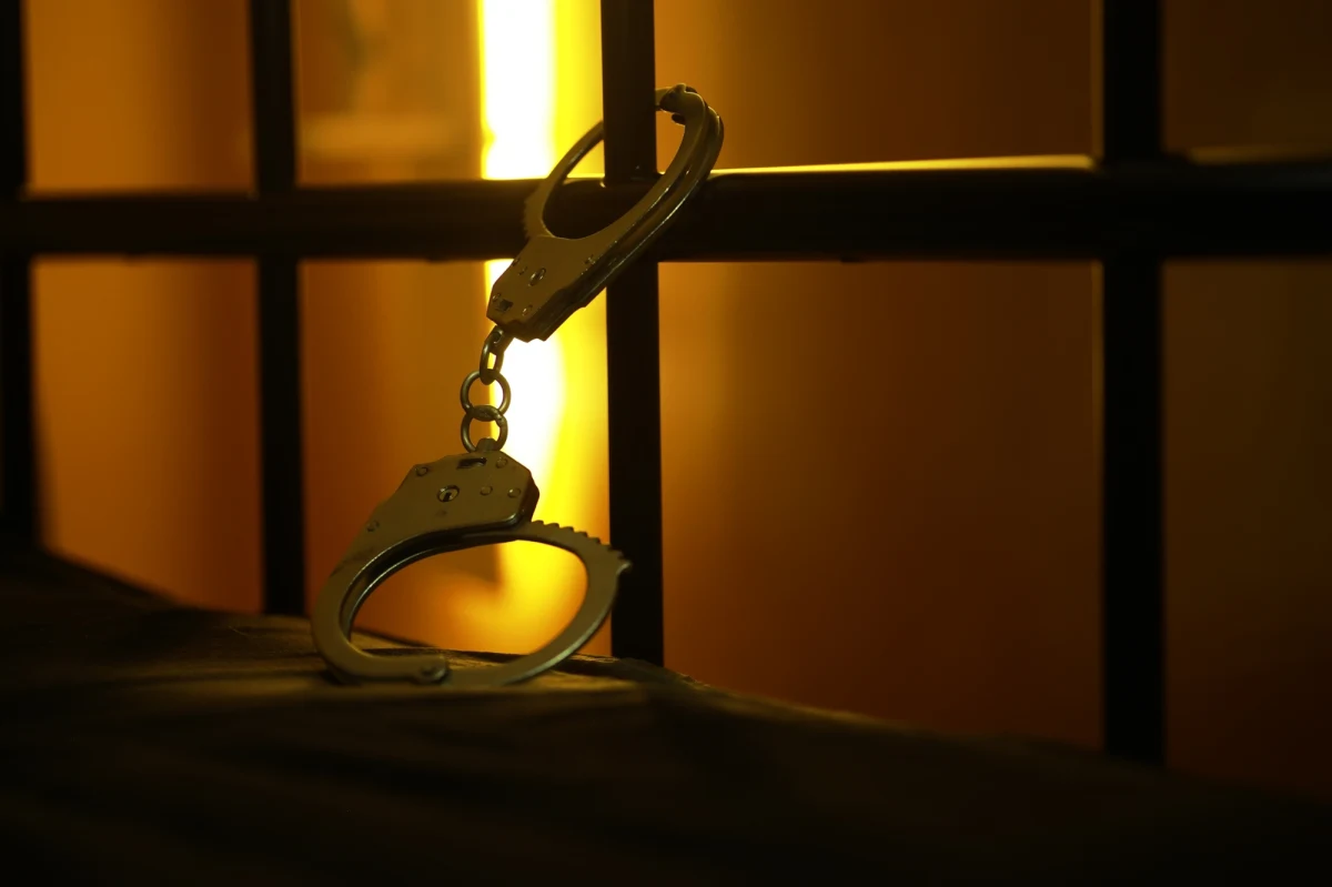 Przywiązano go do metalowego krzesła, a nad jego sercem umieszczono biały kwadrat z czerwoną tarczą. W Karolinie Południowej wykonano w czwartek wyrok śmierci przez rozstrzelanie na 44-letnim mężczyźnie za zabójstwo trzech osób. 