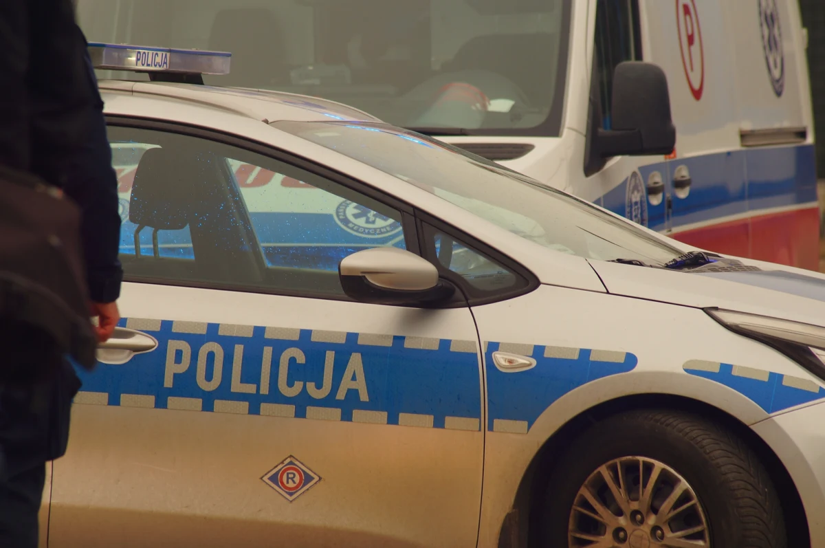 Tragedia w Koninie (Wielkopolskie). 39-letni mężczyzna zmarł podczas interwencji policji. Wcześniej poszczuł policjantów psem, a jednego z nich uderzył metalową rurką.