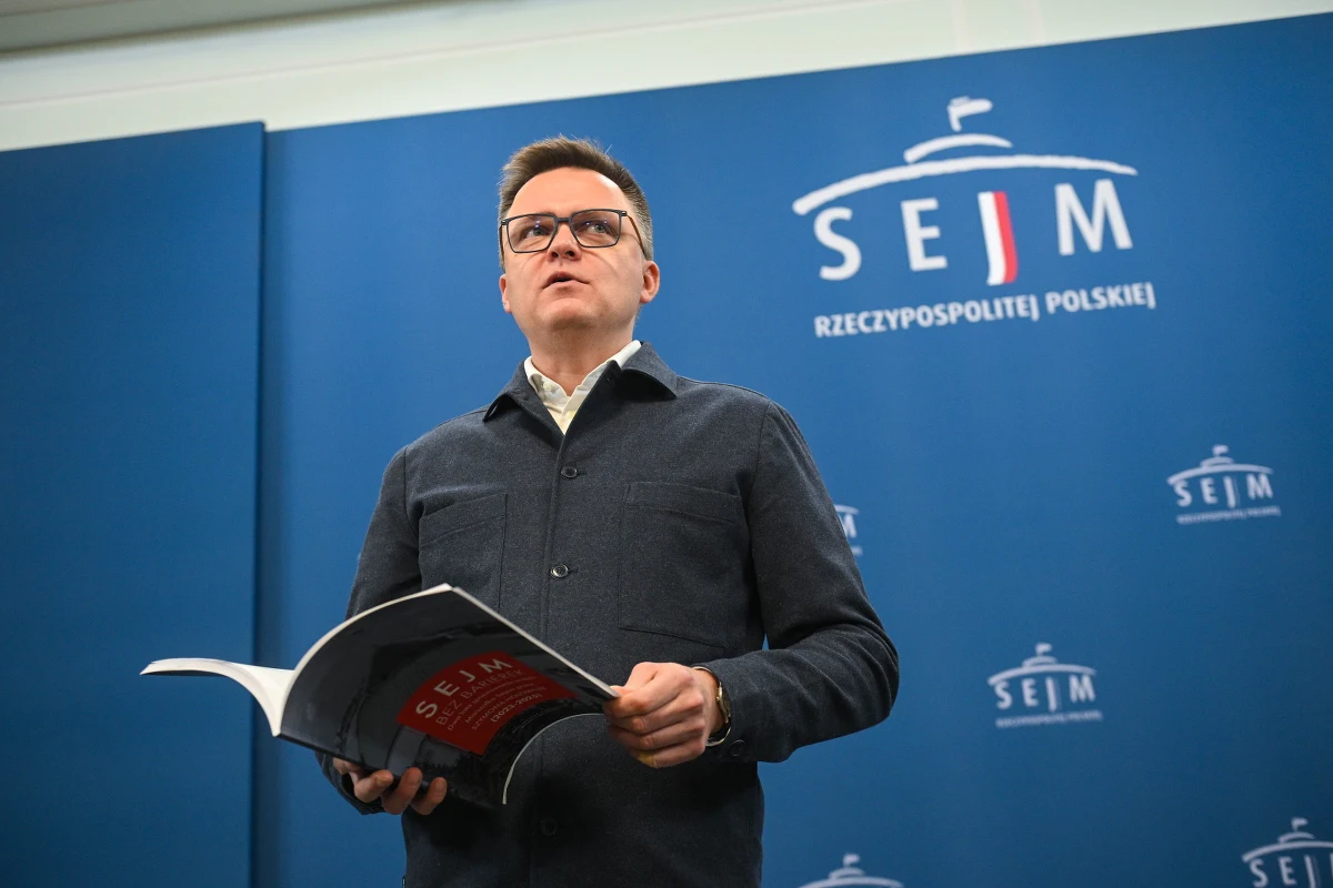 Szymon Hołownia pod lupą. Dokumenty z podpisami polityka, które zabezpieczono w śledztwie ws. Collegium Humanum, mają posłużyć biegłemu do oceny autentyczności podpisów na dokumentach uczelni - potwierdziła Prokuratura Krajowa. 