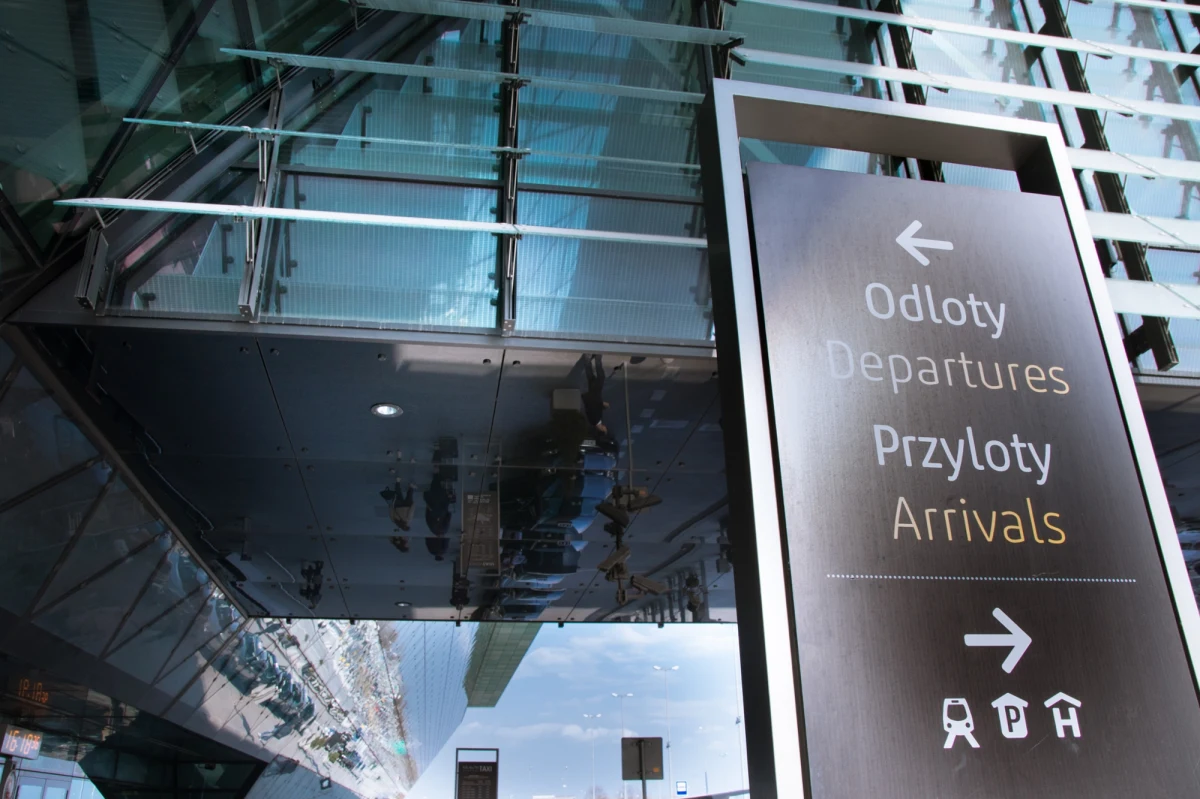 Trzech obywateli Wielkiej Brytanii zostało skazanych przez krakowski sąd na pięć lat więzienia. Próbowali oni wwieźć do Polski przez lotnisko Kraków Airport po ok. 40 kg marihuany. 