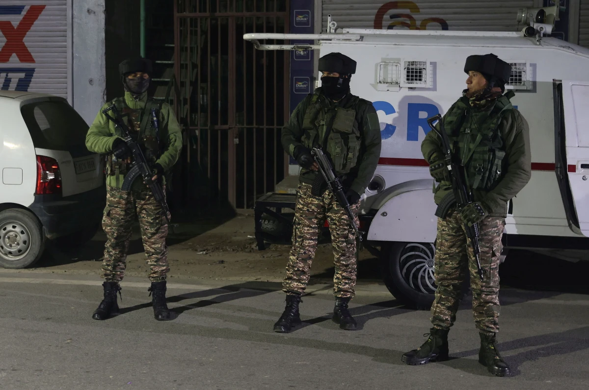 Na komisariacie policji eksplodowały skonfiskowane materiały wybuchowe. Zginęło dziewięć osób, a 29 zostało rannych. Do masakry doszło w indyjskiej części Kaszmiru.