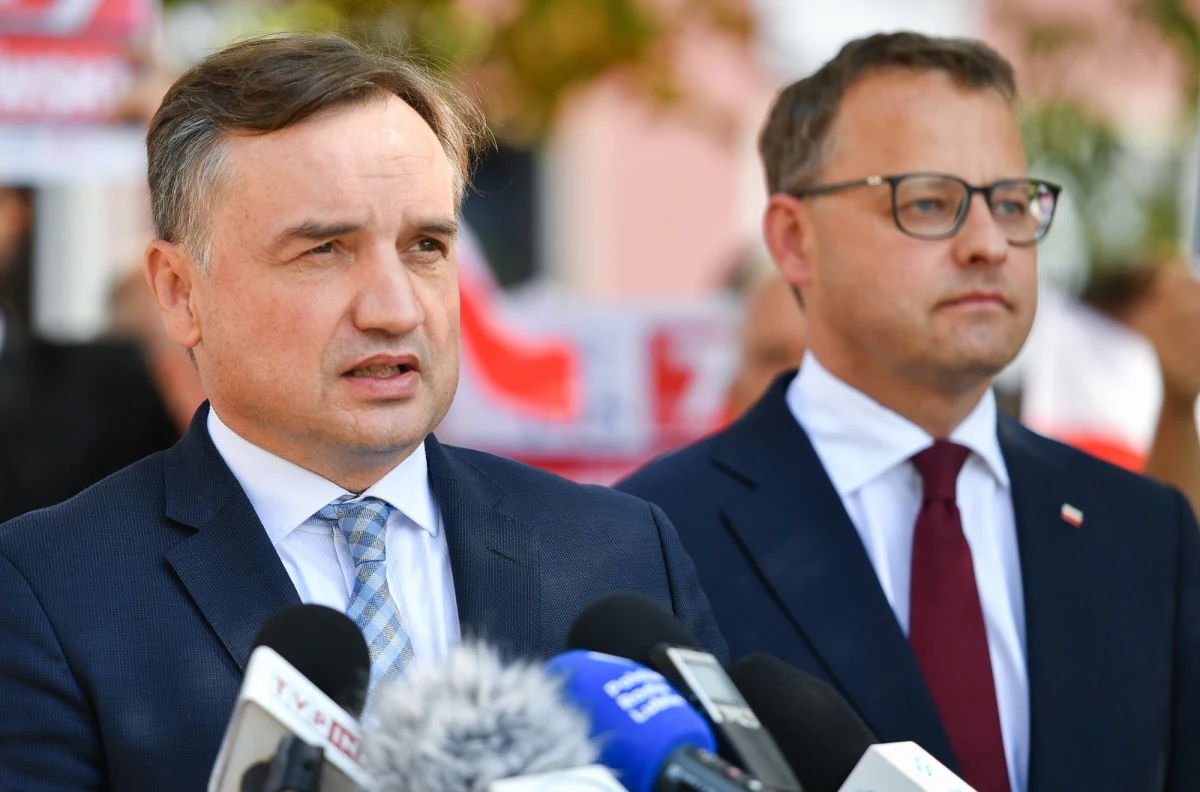 Przebywający na Węgrzech Marcin Romanowski bez paszportów. Prokurator unieważnił dwa dokumenty posła, by zablokować mu ucieczkę poza strefę Schengen - poinformowała "Rzeczpospolita". Gazeta dodała, że taki sam los czeka Zbigniewa Ziobrę, jeśli i on zdecyduje się na azyl polityczny na Węgrzech.