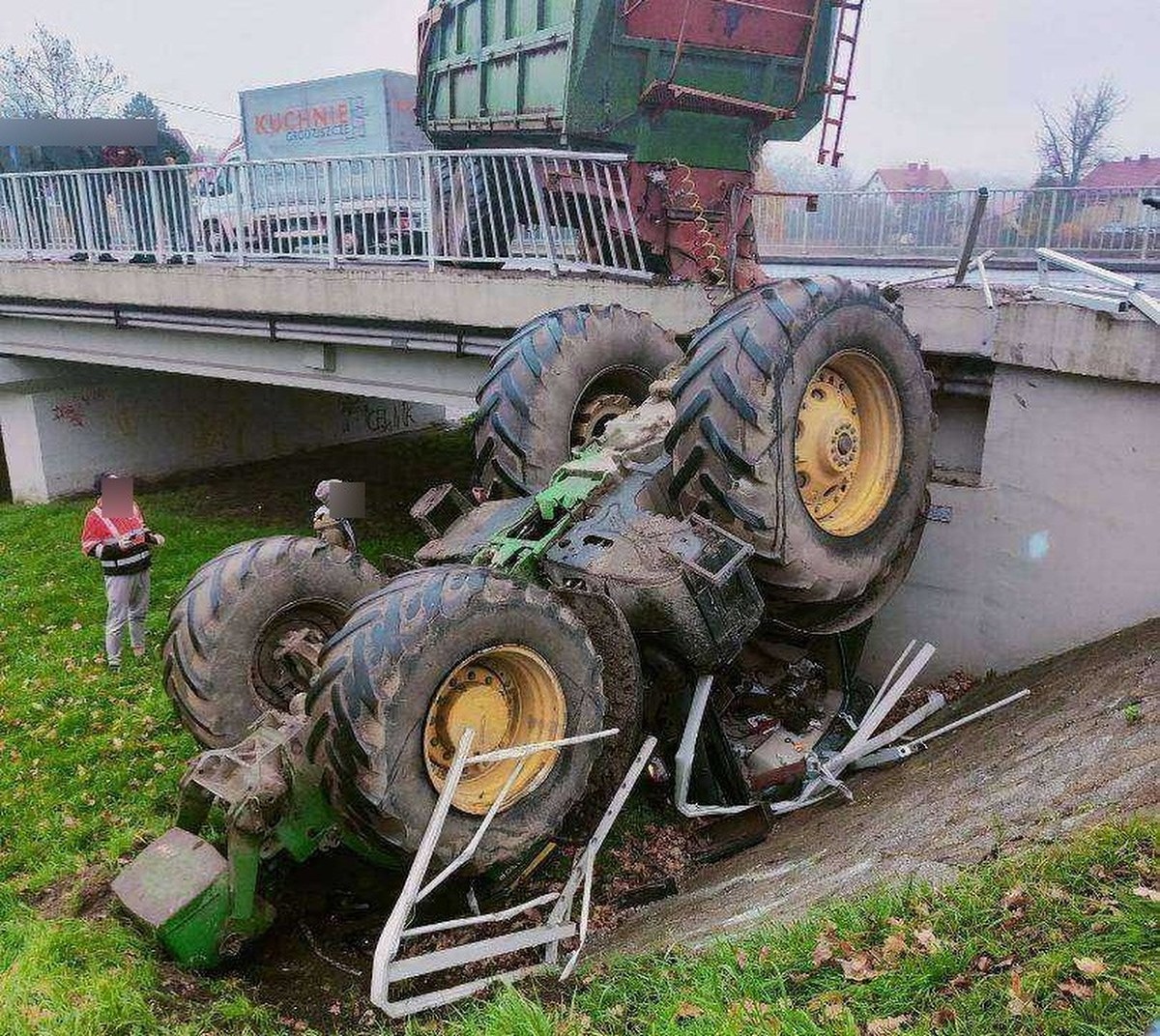 ​Groźny wypadek na Dolnym Śląsku. Ciągnik spadł z mostu