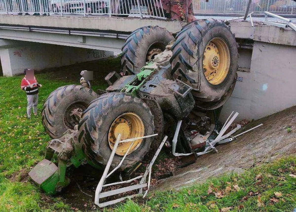 Na drodze krajowej nr 35 w Pszennie na Dolnym Śląsku doszło do groźnie wyglądającego wypadku. Ciągnik rolniczy spadł z mostu nad rzeką Piławą. Na szczęście kierowcy nic się nie stało.