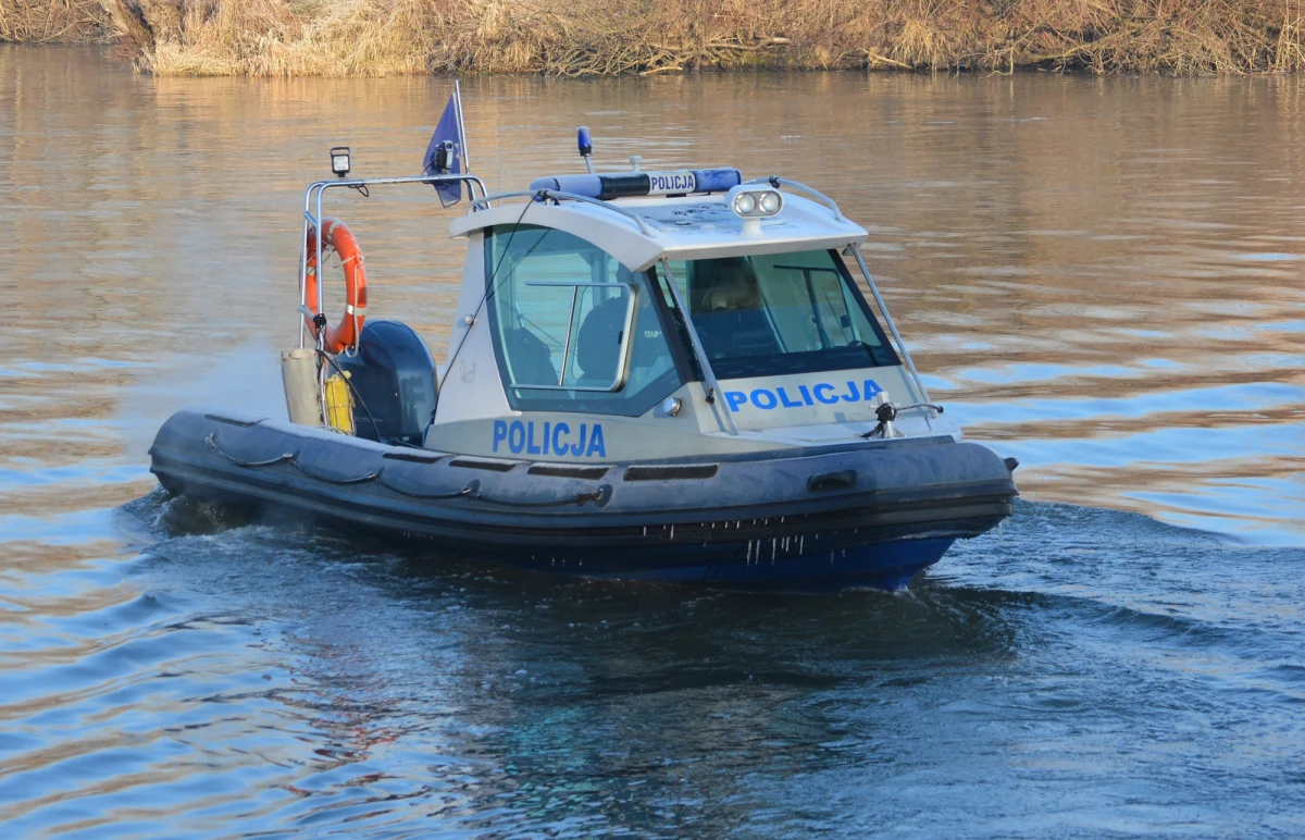 Z pilskiej Gwdy w województwie wielkopolskim wyłowiono ciało kobiety. Funkcjonariusze z Komendy Powiatowej Policji w Pile opublikowali zdjęcia przedstawiające ubrania kobiety oraz jej rysopis i zwrócili się o pomoc w identyfikacji.