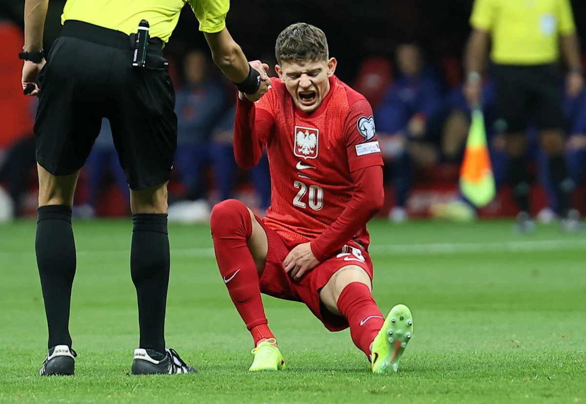 Zgrupowanie kadry narodowej z powodu kontuzji opuszcza Sebastian Szymański. Poinformował o tym w sobotę po południu selekcjoner reprezentacji Polski Jan Urban w komunikacie wydanym przez Polski Związek Piłki Nożnej.