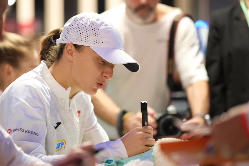 Skandal na sesji autografowej Świątek. Ludzie wzywali ochronę. "Wstydź się"