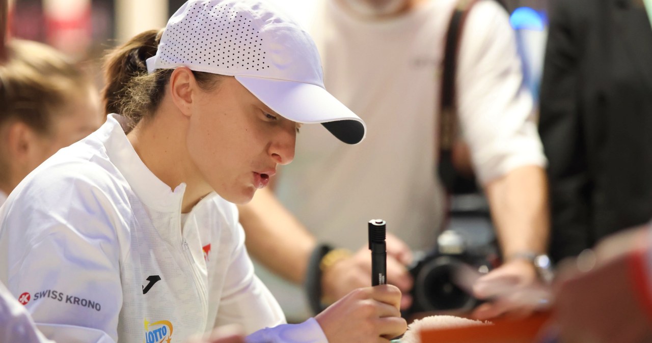 Skandal na sesji autografowej Świątek. Ludzie wzywali ochronę. "Wstydź się"