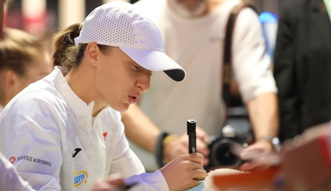 Skandal na sesji autografowej Świątek. Ludzie wzywali ochronę. "Wstydź się"