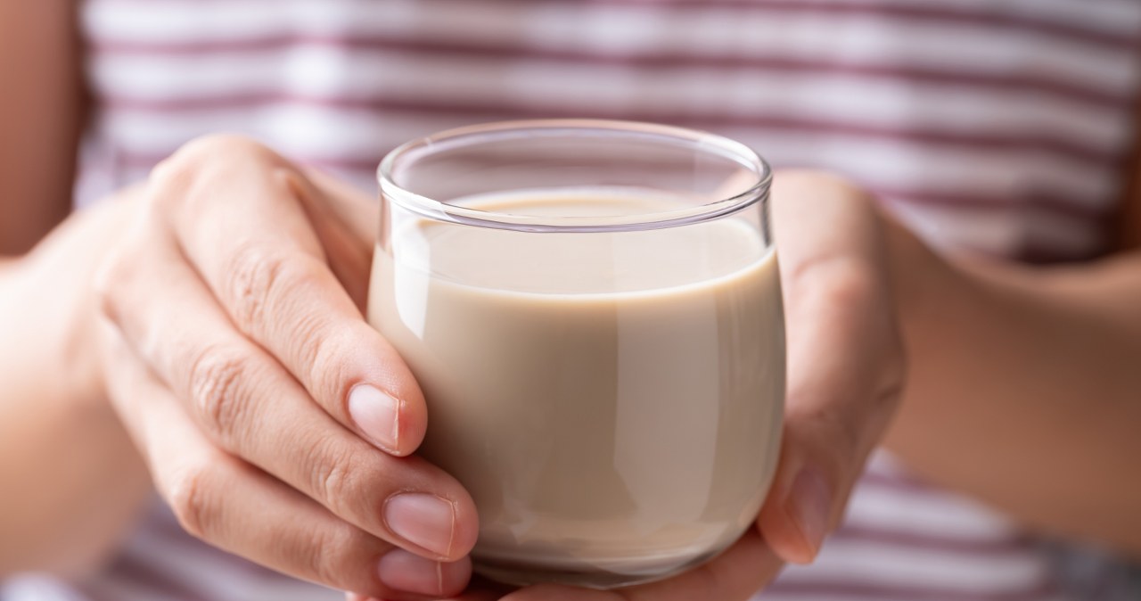 Połącz z ciepłym mlekiem i wypij na noc. Zyskasz lepszy sen i płaski brzuch